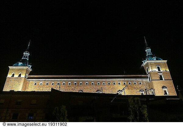Nachtansicht des Alcazar in der mittelalterlichen Stadt Toledo in Castilla La Mancha  Spanien  Europa