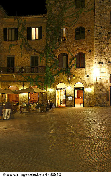 Nachtaufnahme  Eingang des Hotels La Cisterna an der Piazza della Cisterna in San Gimignano  Toskana  Italien  Europa