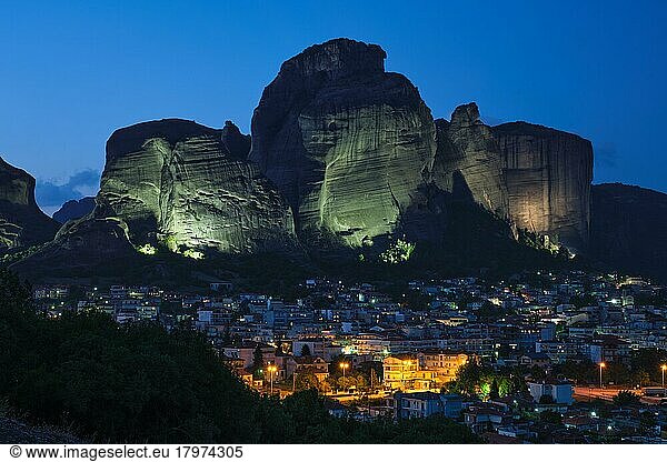 Nachtaufnahme  Kalambaka Dorf in berühmten griechischen Reiseziel Meteora in Griechenland