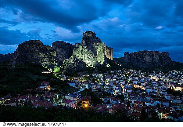 Nachtaufnahme  Kalambaka Dorf in berühmten griechischen Reiseziel Meteora in Griechenland