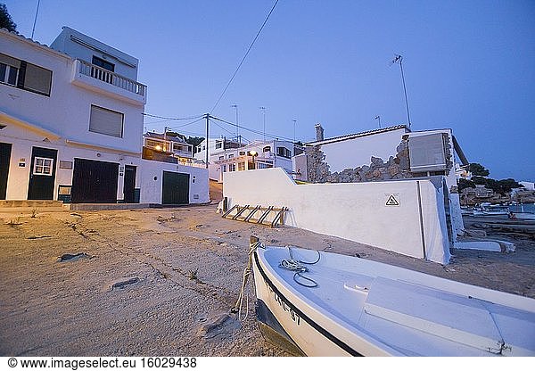 Nachtlandschaft in Alcalfar ist ein Fischerdorf in Menorca Insel am 29. Juli 2017 Balearen Spanien.