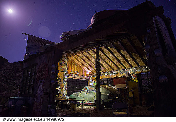 Nachts beleuchtetes Oldtimer-Fahrzeug in Scheune  Nelson  Nevada  USA