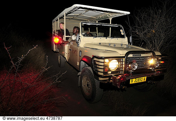 Nachtsafari mit einem Ranger der Namibia Wildlife Resorts  nahe dem Onkoshi Camp  Etosha-Nationalpark  Namibia  Afrika