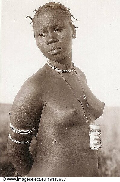 Nackte Frau aus Afrika  Äthiopien  nach eine italienischen Postkarte aus dem Jahr 1935  Historisch  digital restaurierte Reproduktion von einer Vorlage aus der damaligen Zeit  Afrika