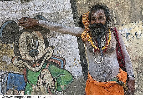 Naga Baba Balak Giri und sein Humor aus Nepal bei einem Treffen zum Hinduismus in Benares in Erwartung des Shivaratri-Festes  UP  Indien.