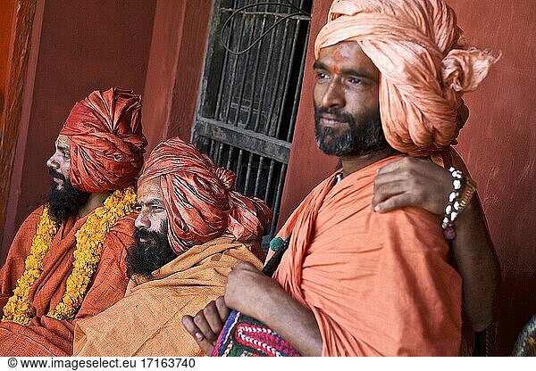 Naga  Sadhus und Wächter während eines Treffens zum Thema Hinduismus in Benares in Erwartung des Shivaratri-Festes  UP  Indien.