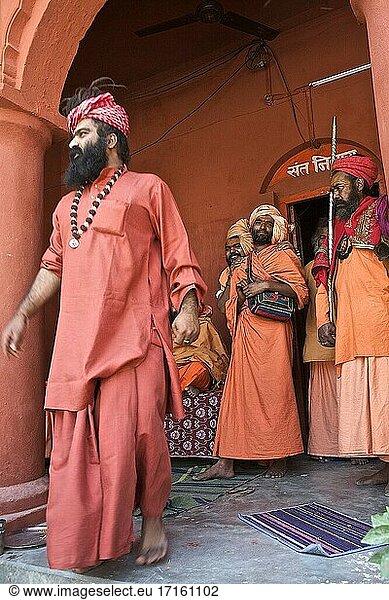 Nagas  Sadhus und Wächter während eines Treffens zum Thema Hinduismus in Benares in Erwartung des Shivaritri  UP  Indien.