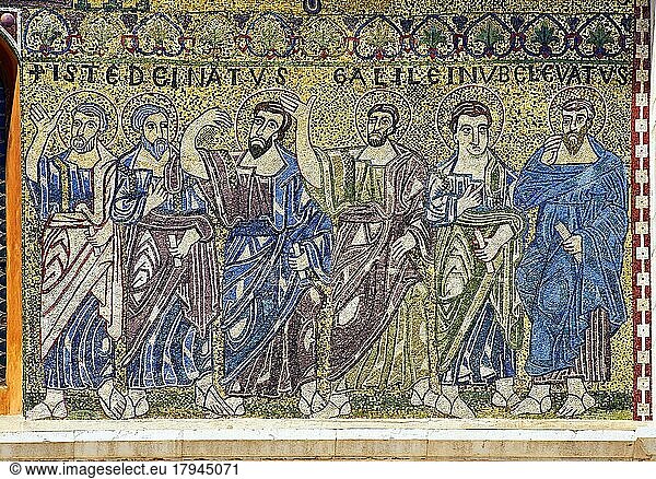 Nahaufnahme der byzantinischen Mosaikplatte aus dem 13. Jahrhundert mit der Darstellung der Apostel in der Basilika San Frediano  einer romanischen Kirche  Lucca  Toskana  Italien  Europa