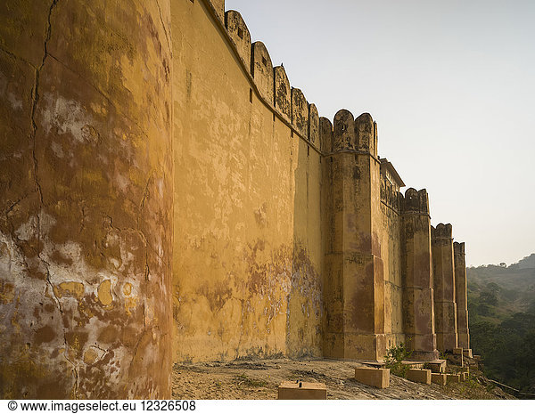 Nahaufnahme der verwitterten Mauer des Amer Fort; Jaipur  Rajasthan  Indien