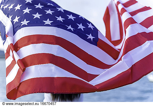 Nahaufnahme der zerzausten amerikanischen Flagge