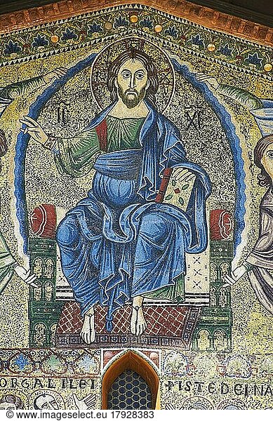Nahaufnahme des byzantinischen Mosaiks aus dem 13. Jahrhundert  das Christus Pantokrator darstellt  in der Basilika San Frediano  einer romanischen Kirche in Lucca  Toskana  Italien  Europa
