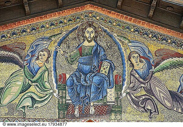 Nahaufnahme des byzantinischen Mosaiks aus dem 13. Jahrhundert  das Christus Pantokrator mit Engeln darstellt  in der Basilika San Frediano  einer romanischen Kirche  Lucca  Toskana  Italien  Europa