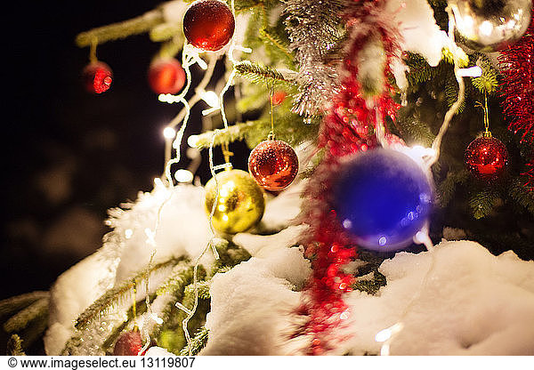 Nahaufnahme des geschmückten Weihnachtsbaums