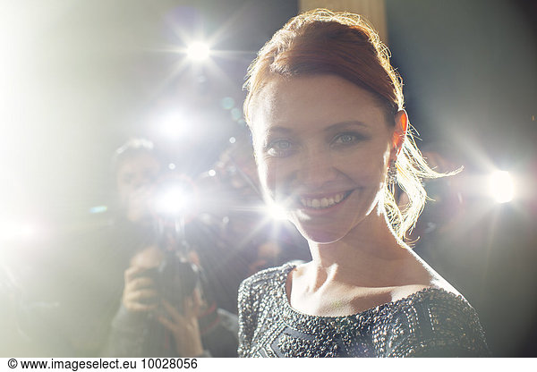 Nahaufnahme des Porträts einer lächelnden Berühmtheit beim Paparazzi-Event