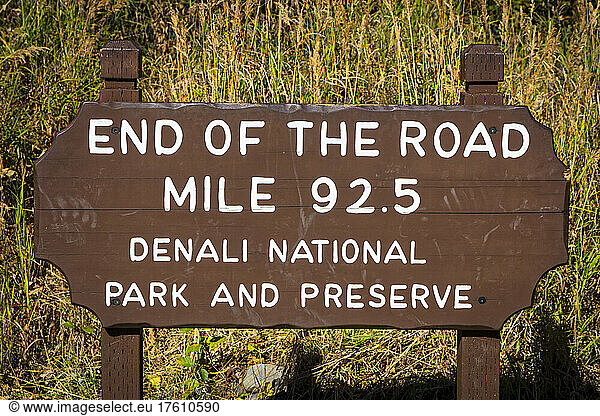 Nahaufnahme des Schildes End of the Road Mile 92.5 am Ende der Park Road im Denali National Park & Reserve an einem sonnigen Tag im Herbst; Denali National Park & Preserve  Inneres Alaska  Alaska  Vereinigte Staaten von Amerika