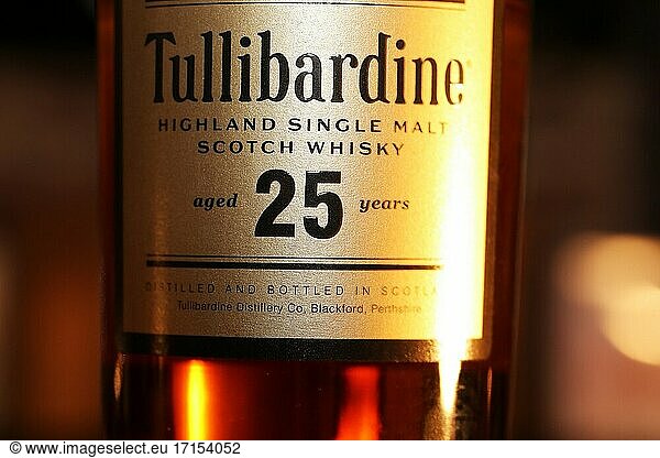 Nahaufnahme einer Flasche Whiskey Tullibardine Single Malt 25 Years.