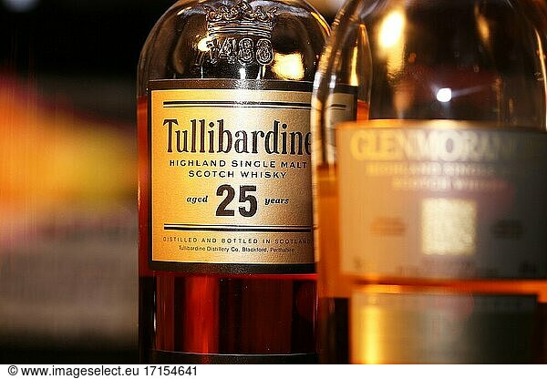 Nahaufnahme einer Flasche Whiskey Tullibardine Single Malt 25 Years.