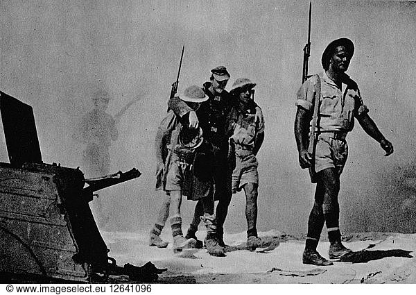 Nahaufnahme einer großen Schlacht. Die Australier bringen einen verwundeten Gefangenen herein  1942 (1944). Künstler: Unbekannt.