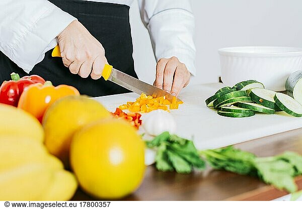 Nahaufnahme einer Köchin beim schneidet Gemüse  Hände einer Köchin beim schneidet Gemüse  Hände einer Köchin beim Vorbereiten und schneidet Gemüse