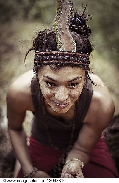Nahaufnahme einer lächelnden Frau mit traditioneller Kopfbedeckung