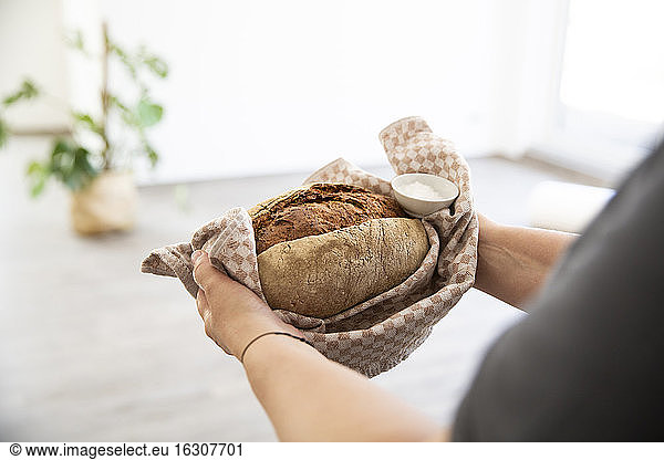 Nahaufnahme einer reifen Frau mit Brot und Salz in einem neuen Haus