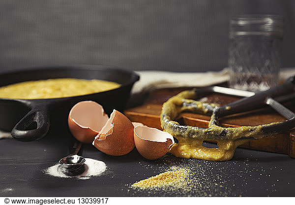 Nahaufnahme einer unordentlichen Küchentheke mit zerbrochenen Eierschalen