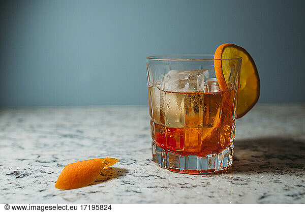 Nahaufnahme eines altmodischen Cocktails  garniert mit einer Orangenscheibe