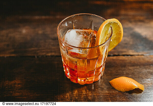 Nahaufnahme eines altmodischen Cocktails mit Orangenscheibe