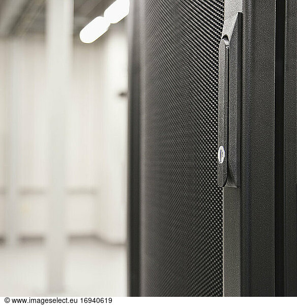 Nahaufnahme eines Computer-Serverschranks.