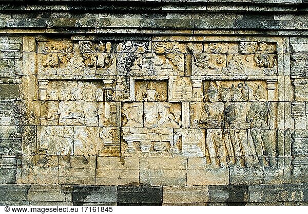 Nahaufnahme eines Details der steinernen Basrelief-Schnitzereien an den Wänden des Borobudur-Tempels in Yogyakarta  Java  Indonesien. Borobudur ist ein buddhistischer Tempel in der Nähe von Yogyakarta in Zentraljava und wurde 1991 in die Liste des UNESCO-Weltkulturerbes aufgenommen. Der Borobudur-Tempel ist aufgrund seiner unglaublichen Größe  Schönheit und Geschichte eine der beliebtesten Touristenattraktionen Indonesiens. Es lohnt sich  in der Morgendämmerung anzureisen  denn der Blick vom Borobudur-Tempel über die Palmen der Kedu-Ebene zurück auf den Vulkan Merapi ist wahrhaft atemberaubend.