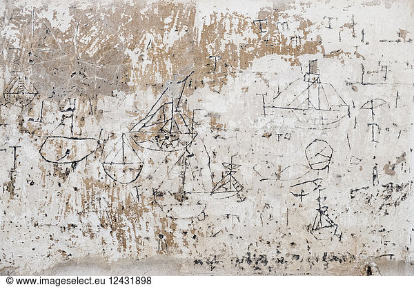 Nahaufnahme eines Graffitis von Segelbooten aus dem 18. Jahrhundert an einer Mauer.