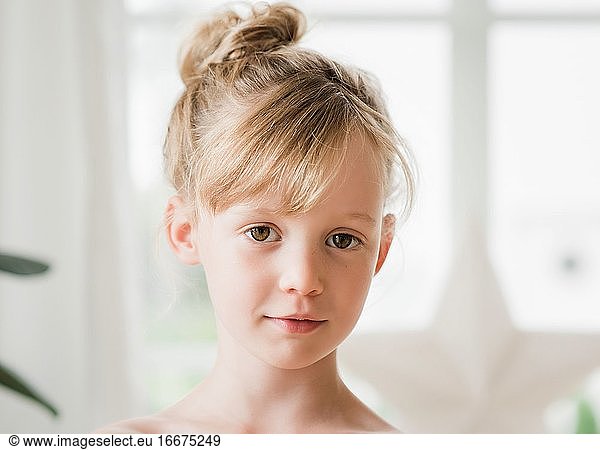 Nahaufnahme eines kleinen unschuldig aussehenden Mädchens