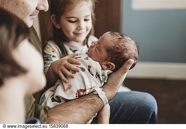 Nahaufnahme eines neugeborenen Jungen und seiner Familie im Krankenhaus mit Familie