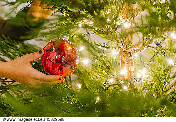 Nahaufnahme hängender Kristall marmoriertes Ornament rot  violett zu Weihnachten