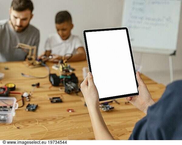 Nahaufnahme Kind mit Tablette