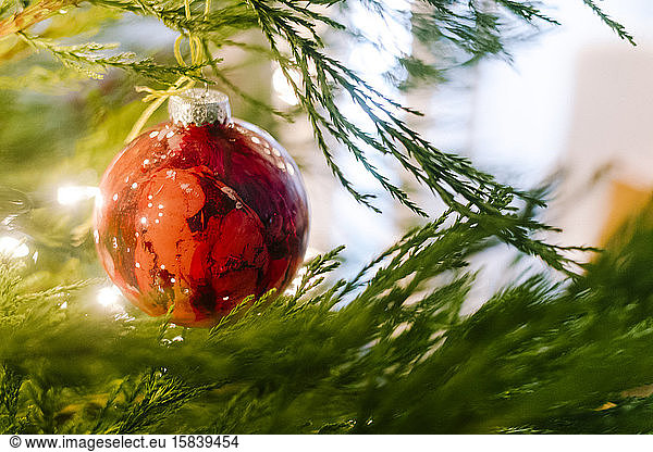 Nahaufnahme Marmoriertes Ornament am Weihnachtsbaum
