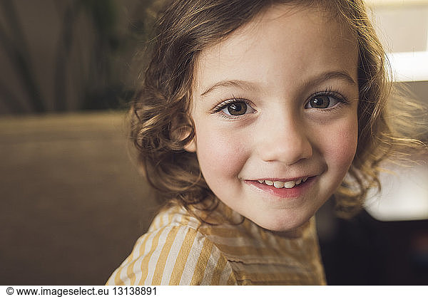 Nahaufnahme-Porträt eines niedlichen lächelnden Mädchens