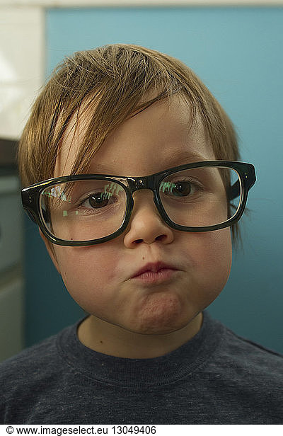 Nahaufnahme-Porträt eines süßen Jungen mit Brille  der zu Hause eine Brille trägt