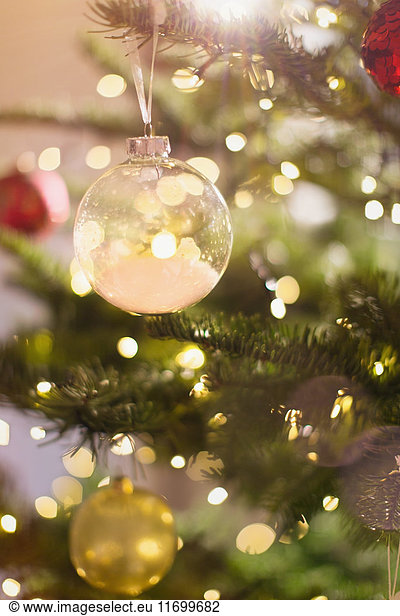 Nahaufnahme Schnee Ornament hängen von Weihnachtsbaum