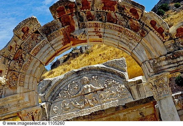 Nahaufnahme-sculpted Friese an die römischen Ruinen von Ephesos. Turkei