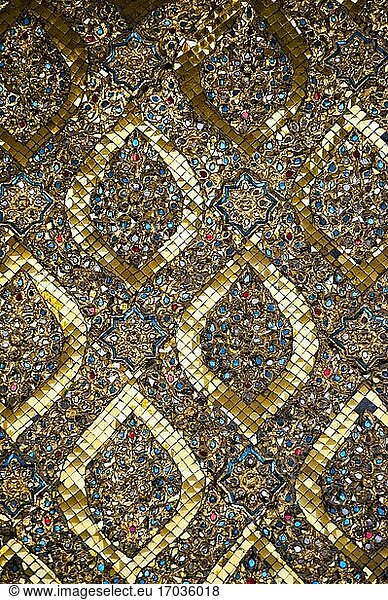 Nahaufnahme von Blattgold und Mosaikdetails im Tempel des Smaragdbuddhas (Wat Phra Kaew)  Großer Palast  Bangkok  Thailand. Der Grand Palace ist ein unglaublich verschnörkelter Gebäudekomplex  der 1792 erbaut wurde. Er ist ein Muss für jeden  der Bangkok  Thailand  besucht.