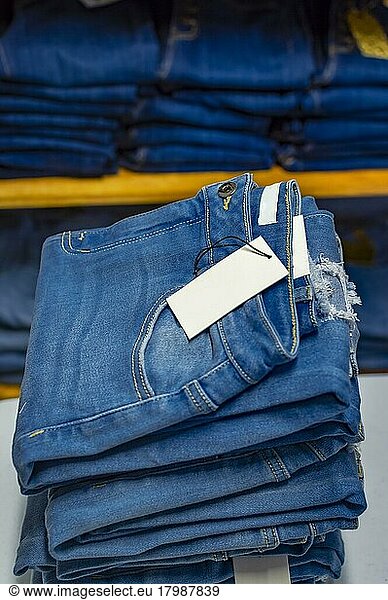 Nahaufnahme von Blue Jeans auf anderen mit Kopierraum  Verschiedene Jeans auf anderen mit Raum für Text