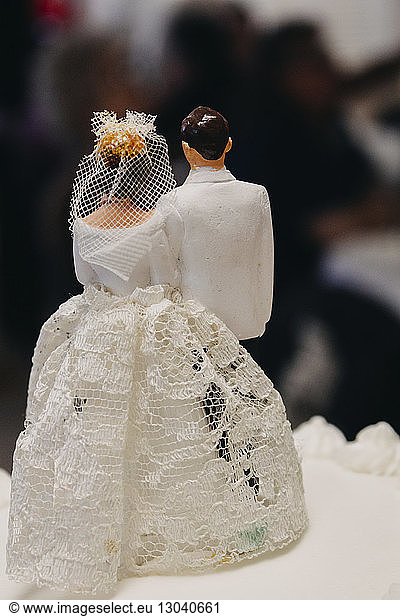 Nahaufnahme von Figuren auf Hochzeitstorte