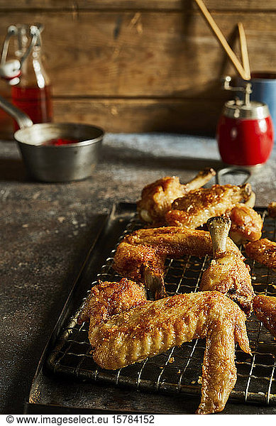Nahaufnahme von gegrillten Hähnchenflügeln
