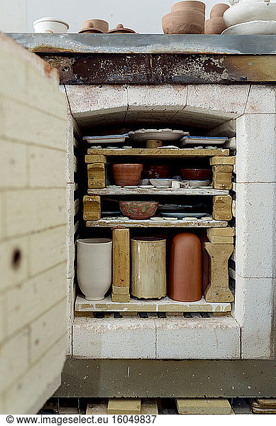 Nahaufnahme von Keramiken im Brennofen in der Werkstatt