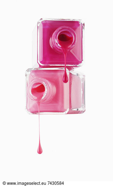 Nahaufnahme von rosa Fingernagelpolitur  die von Flaschen tropft