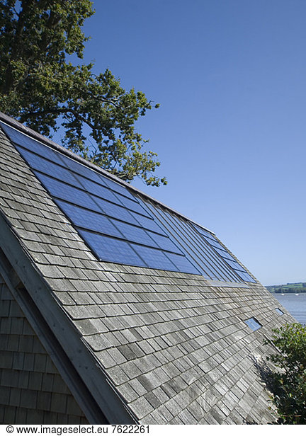 Nahaufnahme von Solarmodulen im Dach
