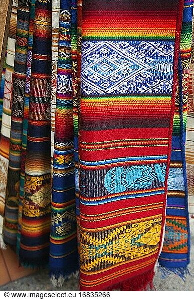 Nahaufnahme von traditionellen Teppichen  die auf dem traditionellen Markt im historischen Zentrum von Bogota  Cundinamarca  Kolumbien  Südamerika zum Verkauf angeboten werden.