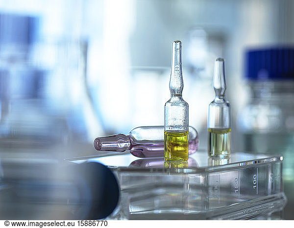 Nahaufnahme von verschiedenen pharmazeutischen Fläschchen  die im Labor stehen