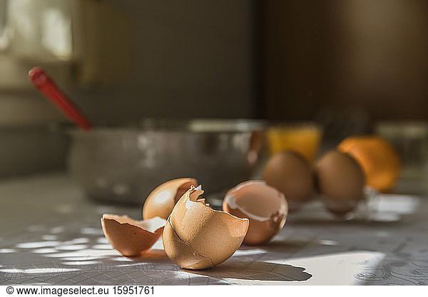 Nahaufnahme von zerbrochenen Eierschalen